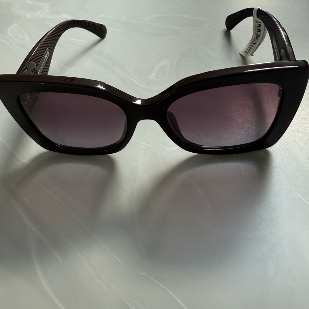 CHANEL Black Cat-Eye Sunglasses with Glossy Finish - Picture 5 of 5